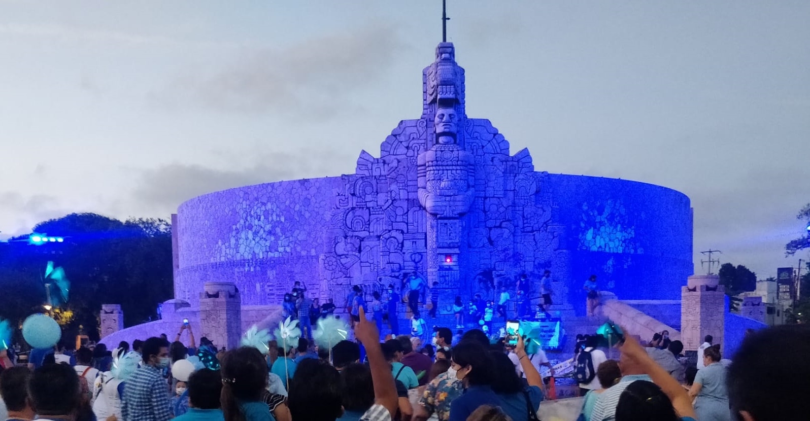 El Monumento a la Patria lucio de color azul como muestra de apoyo