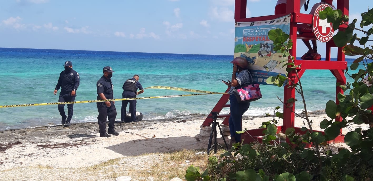 El cuerpo será sacado del agua para ser llevado a las instalaciones de Semefo de Cozumel por Servicios Periciales de la FGE Quintana Roo El cuerpo será sacado del agua para ser llevado a las instalaciones de Semefo de Cozumel por Servicios Periciales de la FGE Quintana Roo