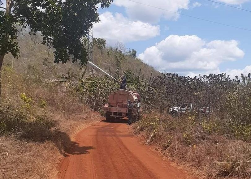 Una pipa fue usada para sofocar las llamas que se registraron en una zona cercana a la ciudad de José María Morelos Una pipa fue usada para sofocar las llamas que se registraron en una zona cercana a la ciudad de José María Morelos
