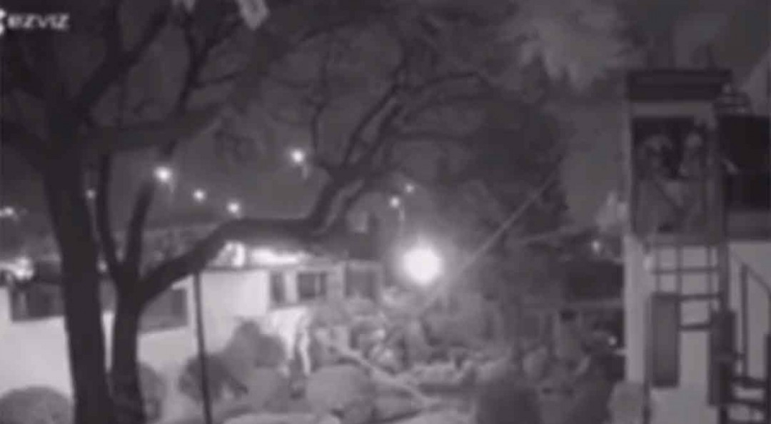 En el video policías municipales y un presunto grupo de ladrones se enfrentan a un fuego cruzado