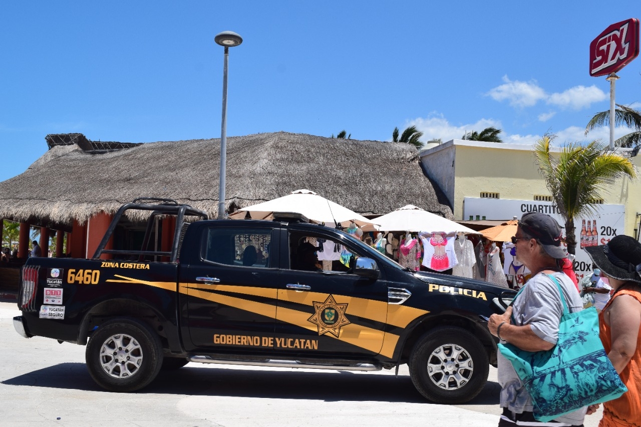 Policías recorren las calles del Malecón de Progreso para hallar al presunto sospechoso Policías recorren las calles del Malecón de Progreso para hallar al presunto sospechoso