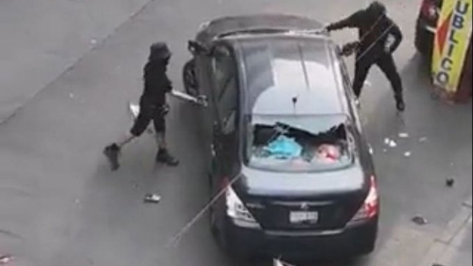 El 13 de abril se registró la agersión de las encapuchadas. Foto: Captura de pantalla El 13 de abril se registró la agersión de las encapuchadas. Foto: Captura de pantalla