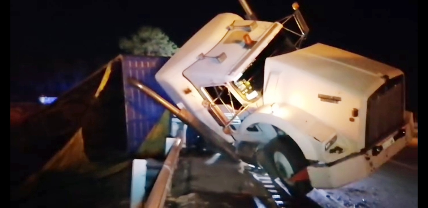 Vuelca tráiler con 40 toneladas de azúcar en la carretera Campeche-Mérida