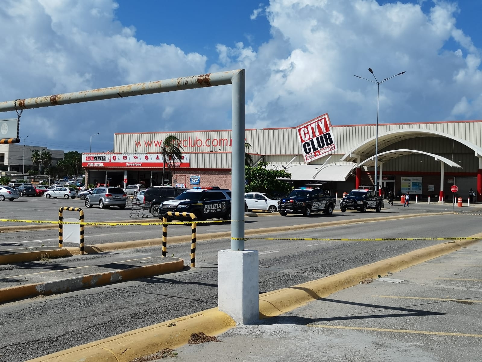 Elementos de la Policía Quintana Roo acordonaron la zona y montaron un operativo de búsqueda de los responsables de haber baleado a un hombre en Playa del Carmen Elementos de la Policía Quintana Roo acordonaron la zona y montaron un operativo de búsqueda de los responsables de haber baleado a un hombre en Playa del Carmen