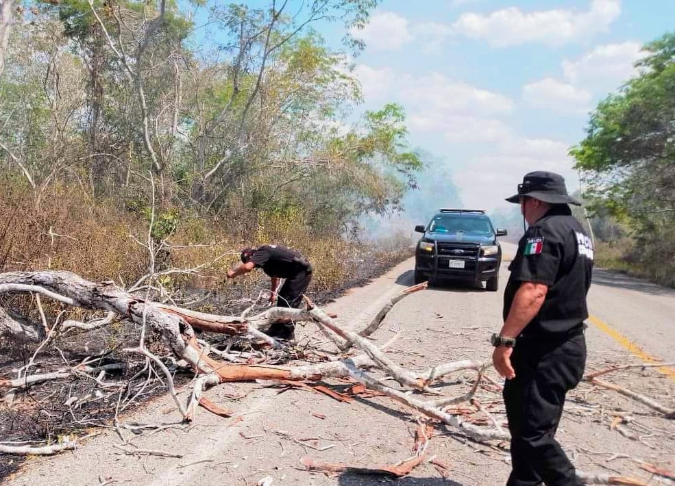 Una larga fila de automovilista se formó sobre la carretera Peto-Chacksinkin durante la tarde de este jueves