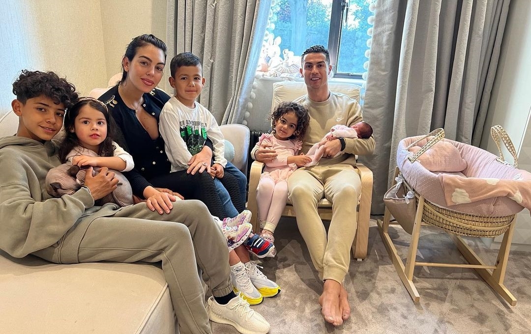 La familia se mostró feliz pese a su perdida reciente. Foto: Facebook Cristiano Ronaldo
