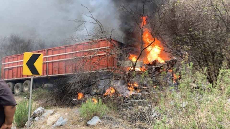 Dos camionetas y un tráiler se vieron involucradas en el accidente carretero Dos camionetas y un tráiler se vieron involucradas en el accidente carretero