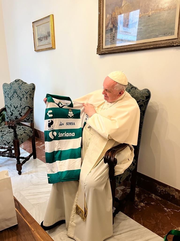 Atlas y Santos mandaron su playera de regalo al Papa Francisco hasta Roma