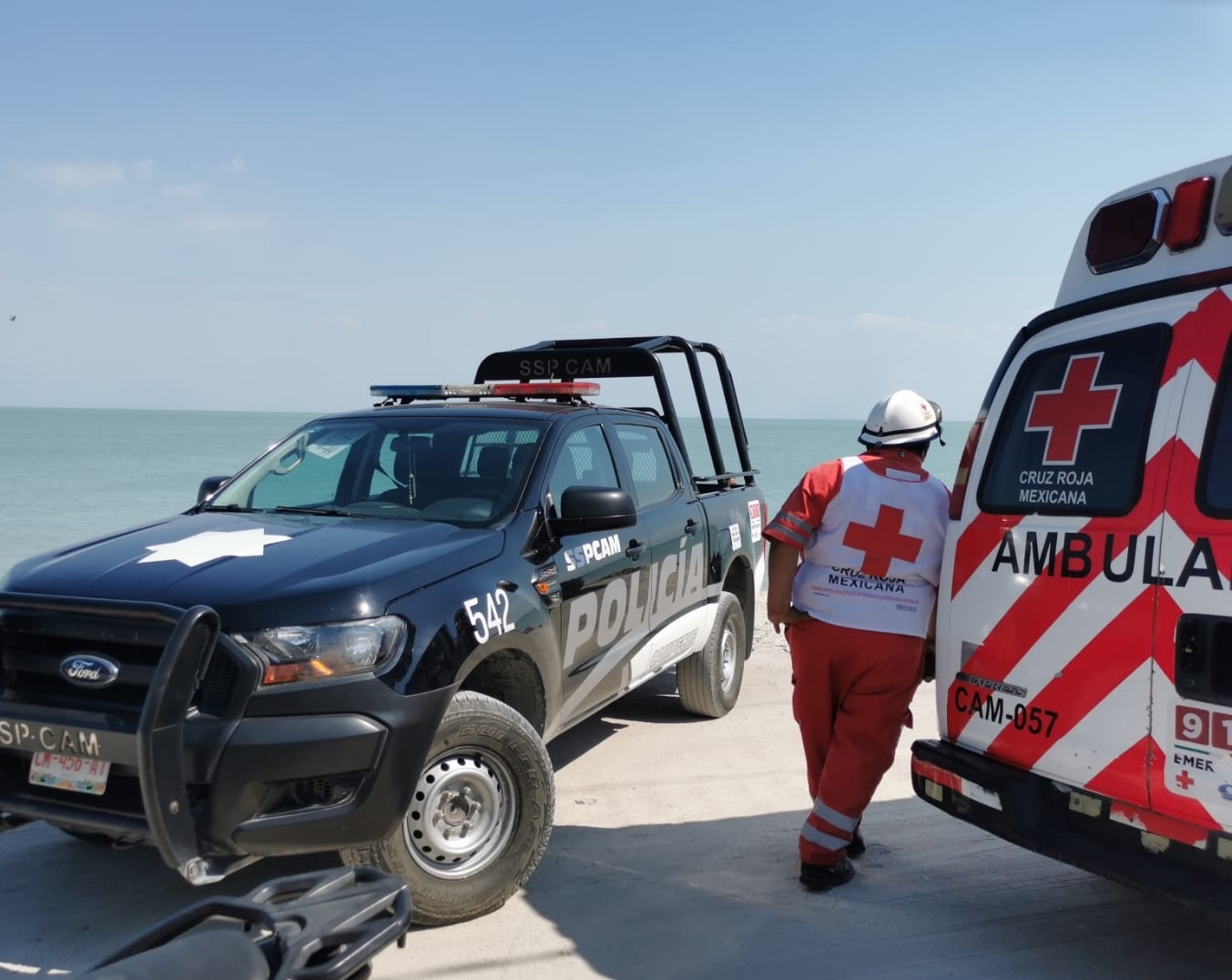 El cuerpo fue encontrado por lancheros, mismos que lo arrastraron a la orilla de la playa