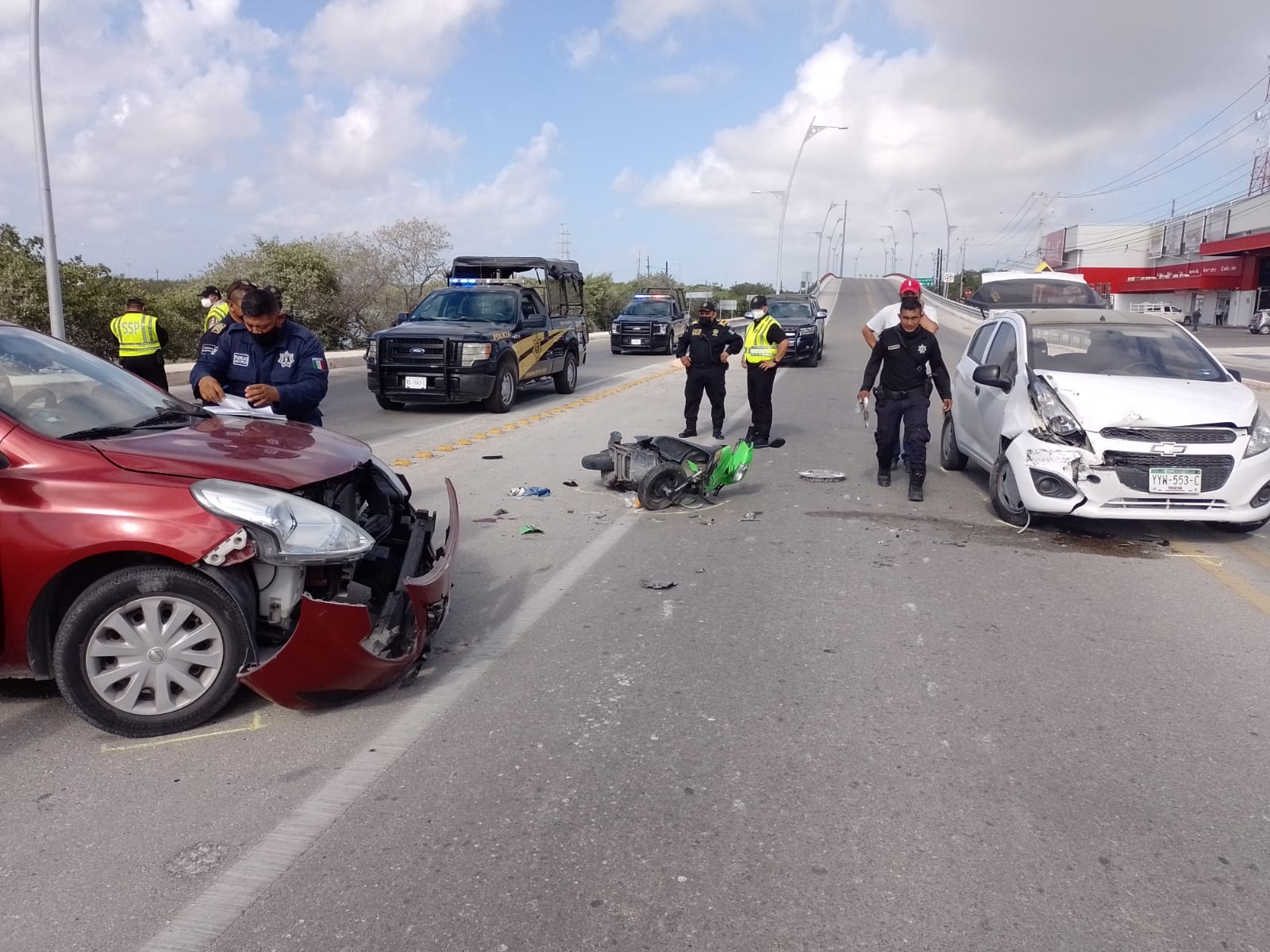 Dos automóviles terminaron en pleno Periférico tras protagonizar un choque Dos automóviles terminaron en pleno Periférico tras protagonizar un choque