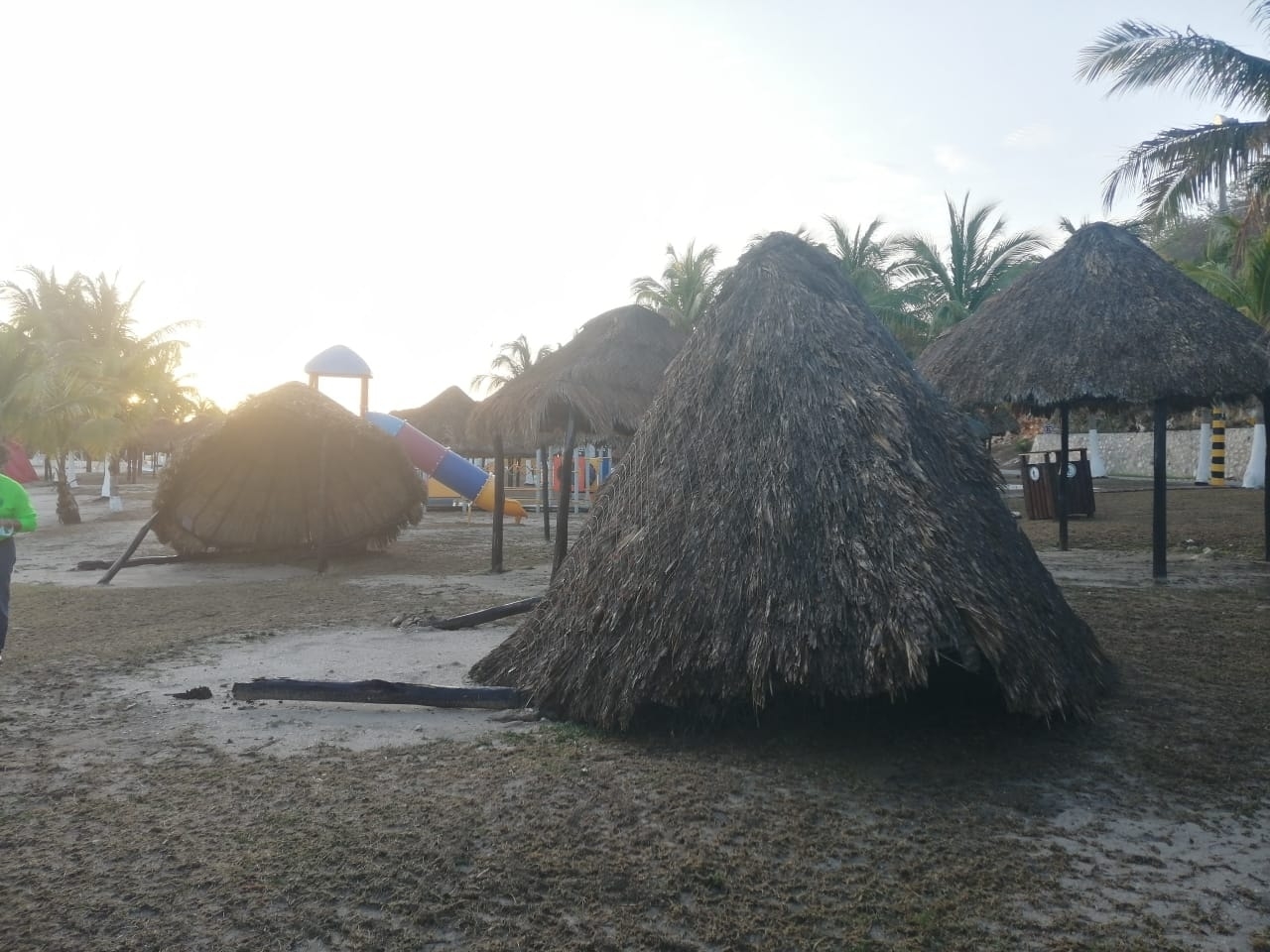 Fuertes lluvias y vientos destruyeron gran parte del inmobiliario de Playa Bonita