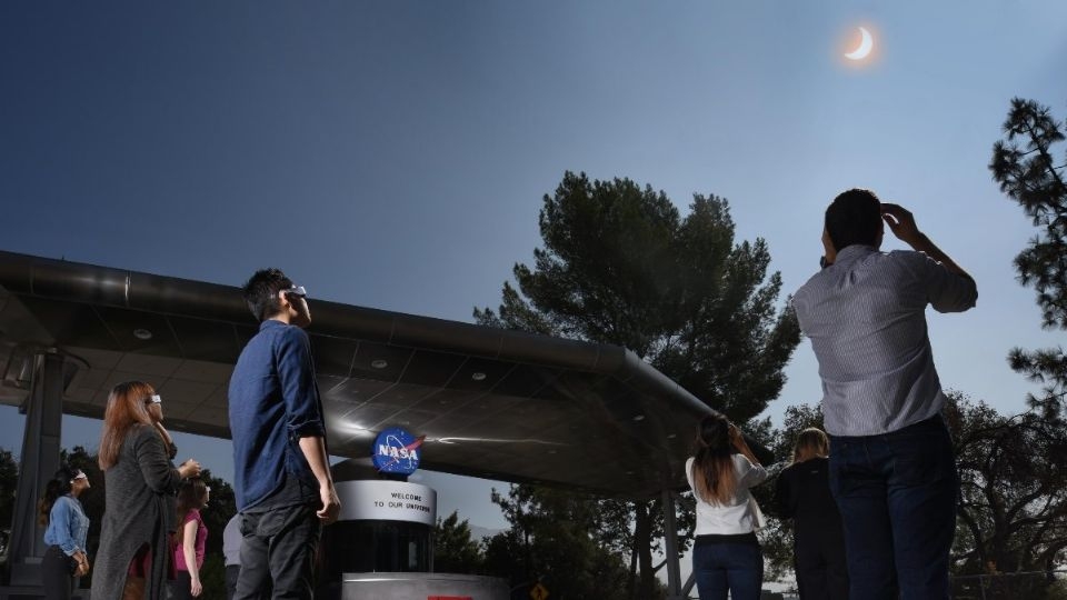 Durante el paso del fenómeno astronómico por el cielo, los expertos recomiendan no mirar directamente y proteger tu vista Durante el paso del fenómeno astronómico por el cielo, los expertos recomiendan no mirar directamente y proteger tu vista