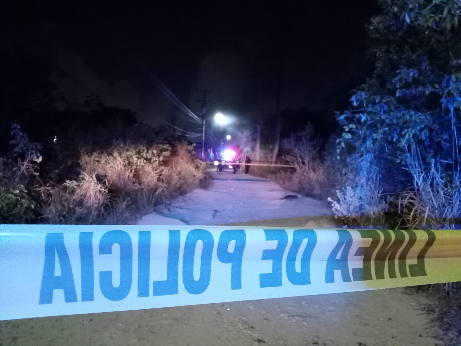 El cuerpo fue encontrado en una de las calles de terracería de Cuna Maya en Cancún, lugar que fue acordonado por policías, y hasta donde llegó Servicios Periciales de la FGE Q.Roo El cuerpo fue encontrado en una de las calles de terracería de Cuna Maya en Cancún, lugar que fue acordonado por policías, y hasta donde llegó Servicios Periciales de la FGE Q.Roo