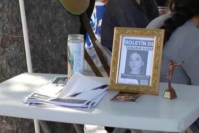 Colectivos feministas acudieron al lugar para realizar un minuto de silencio