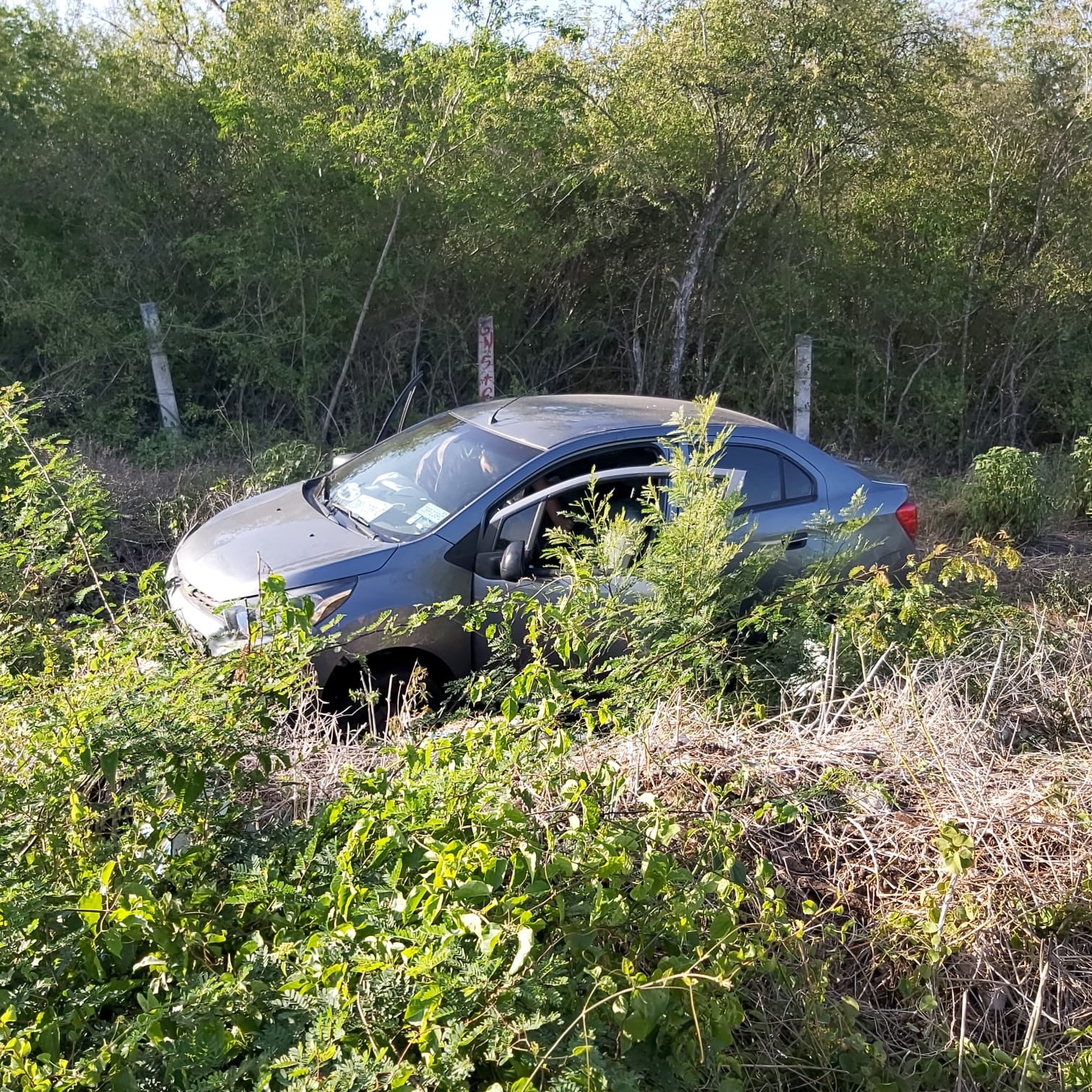 De acuerdo con el conductor, perdió el control debido a que se le estalló la llanta De acuerdo con el conductor, perdió el control debido a que se le estalló la llanta