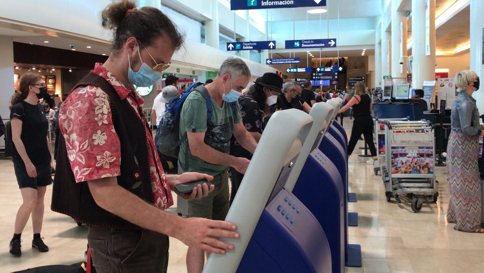 Se estima que al menos mil usuarios se encuentran en el aeropuerto de Cancún este domingo