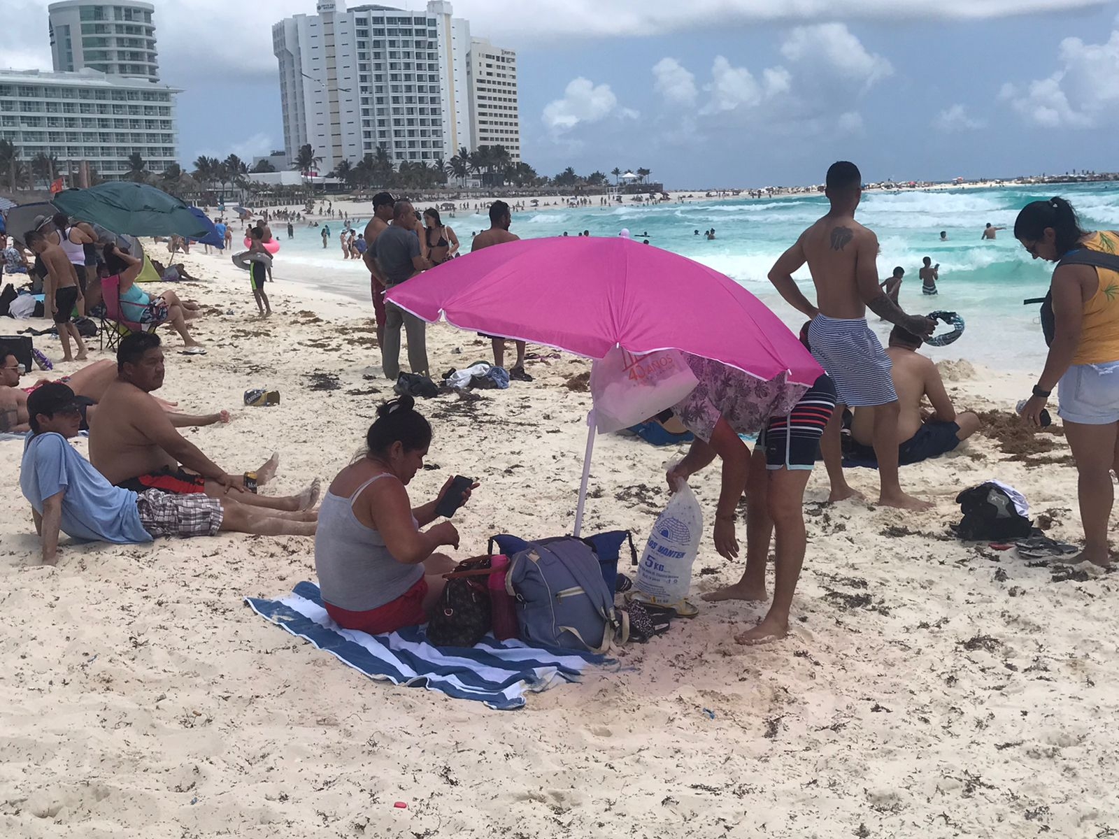 Con sombrillas, toallas y bebidas, bañistas se acomodaron en el arenal para disfrutar del sol Con sombrillas, toallas y bebidas, bañistas se acomodaron en el arenal para disfrutar del sol