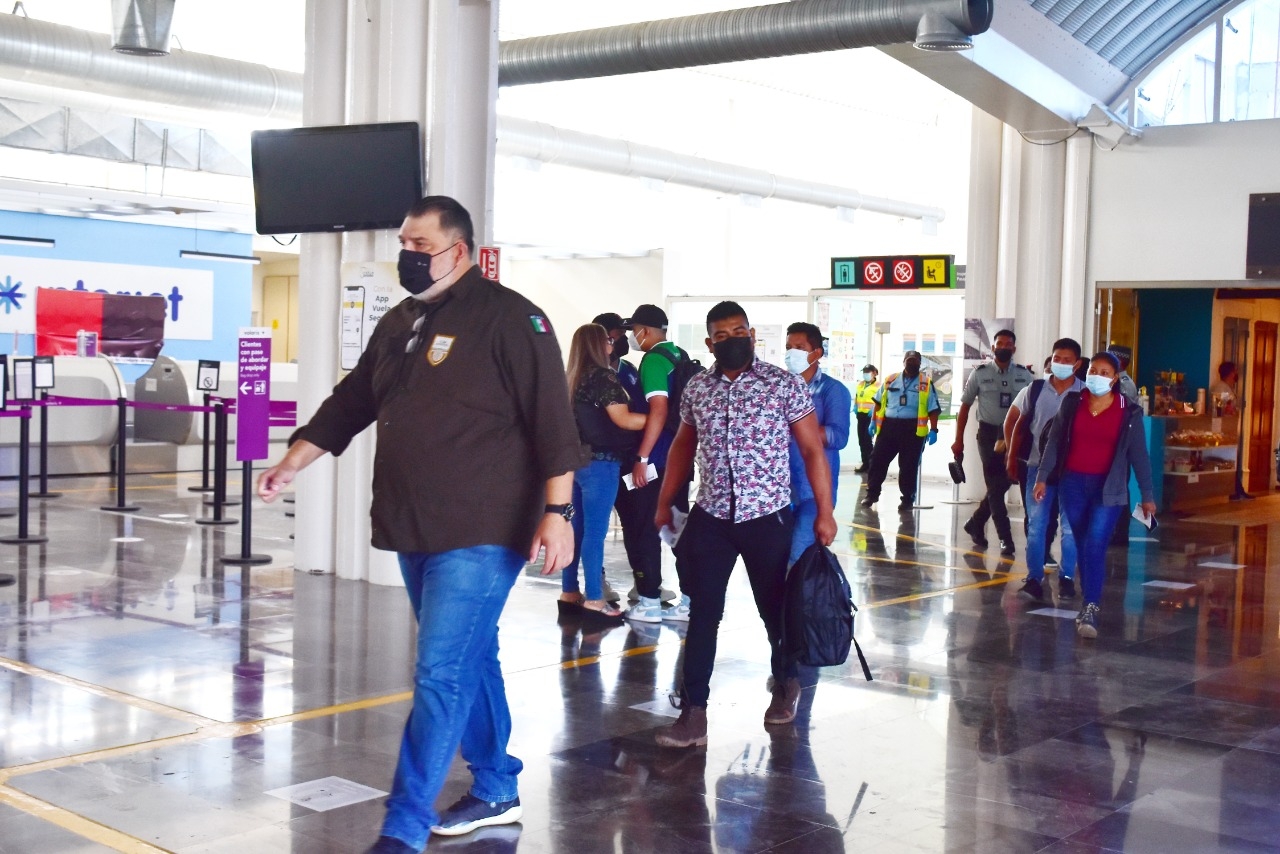 Las cinco personas salieron de la oficina de Migración a minutos de aterrizar el avión