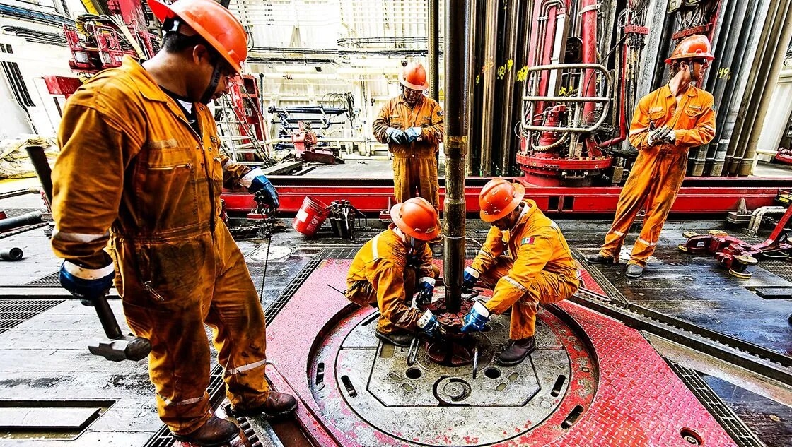 El precio del petróleo por barril se ha mantenido por encima de los 100 dólares