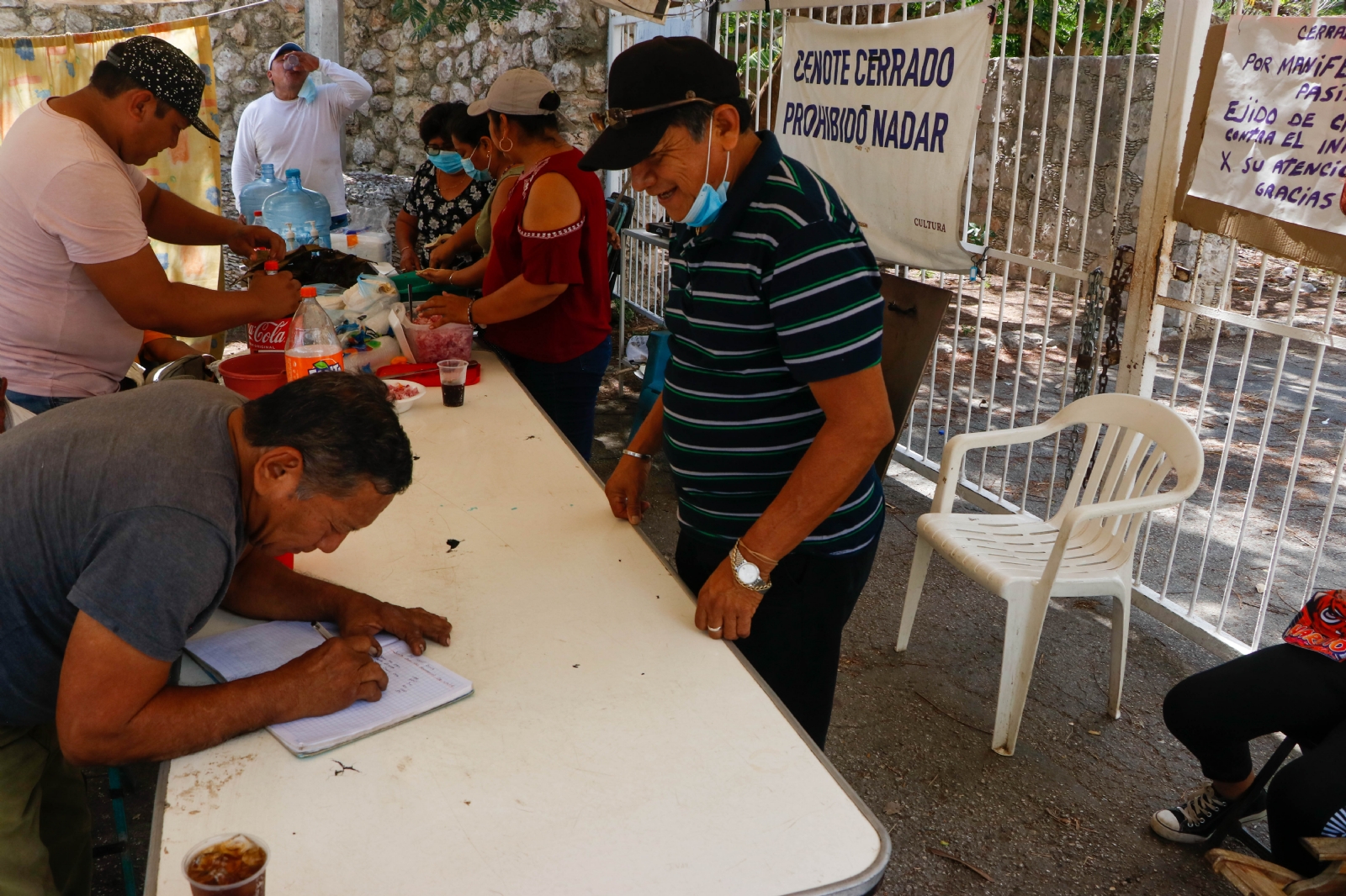 Manifestantes de un sector ejidal permanecen frente a la zona arqueológica de Dzibilchaltún
