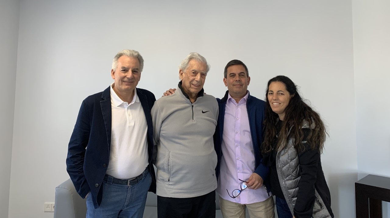 Mario Vargas Llosa ya se encuentra recuperándose en su casa en compañía de su familia