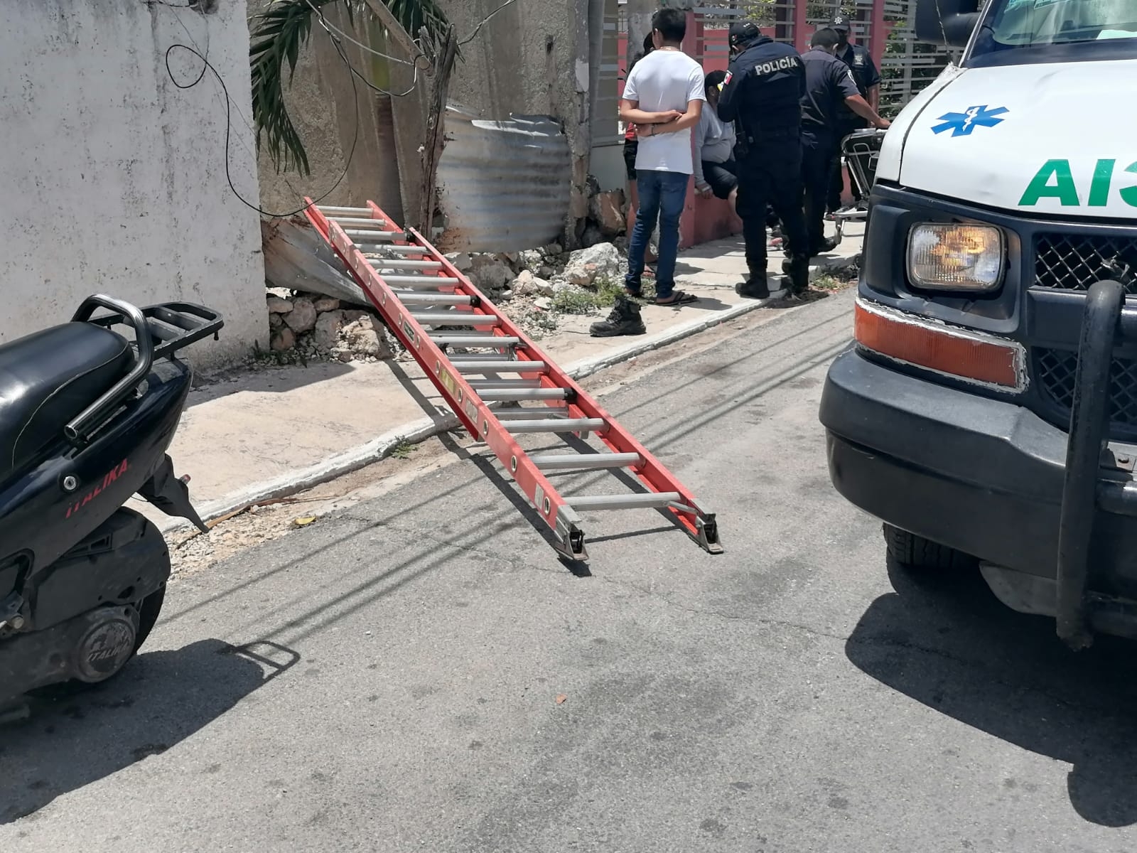 La escalera mal colocada causó que el hombre cayera La escalera mal colocada causó que el hombre cayera