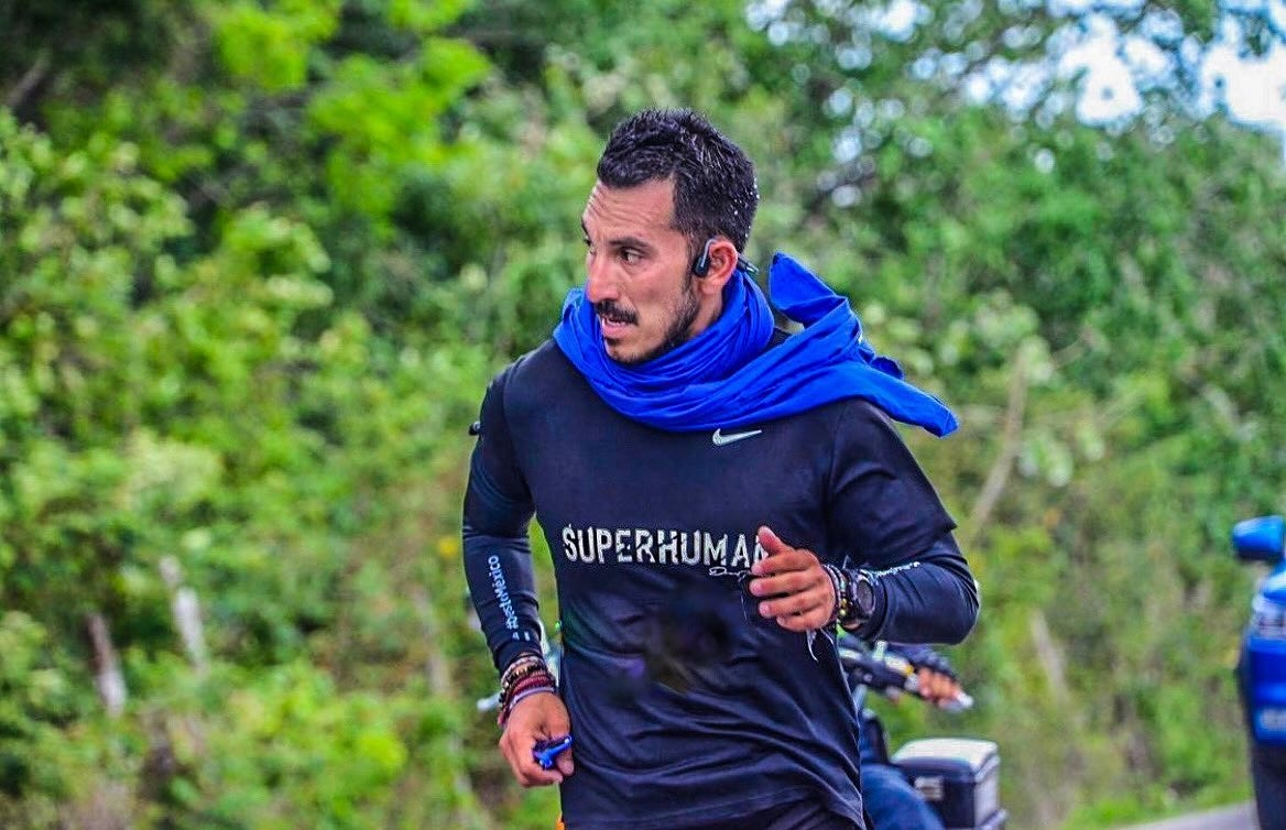 El maratonista, que encabeza el proyecto 'Superhuman', llegó a Cancún durante la tarde de este 25 de abril