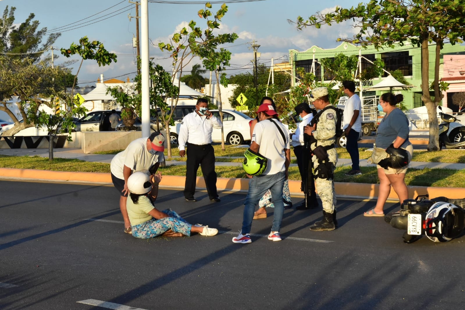 La afectada quedó tirada en la avenida, por lo que paramédicos del SAMU la atendieron La afectada quedó tirada en la avenida, por lo que paramédicos del SAMU la atendieron