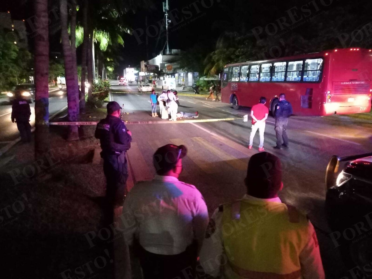 Paramédicos de una unidad médica privada y elementos de la Policía Turística, fueron quienes acudieron hasta el lugar del accidente Paramédicos de una unidad médica privada y elementos de la Policía Turística, fueron quienes acudieron hasta el lugar del accidente