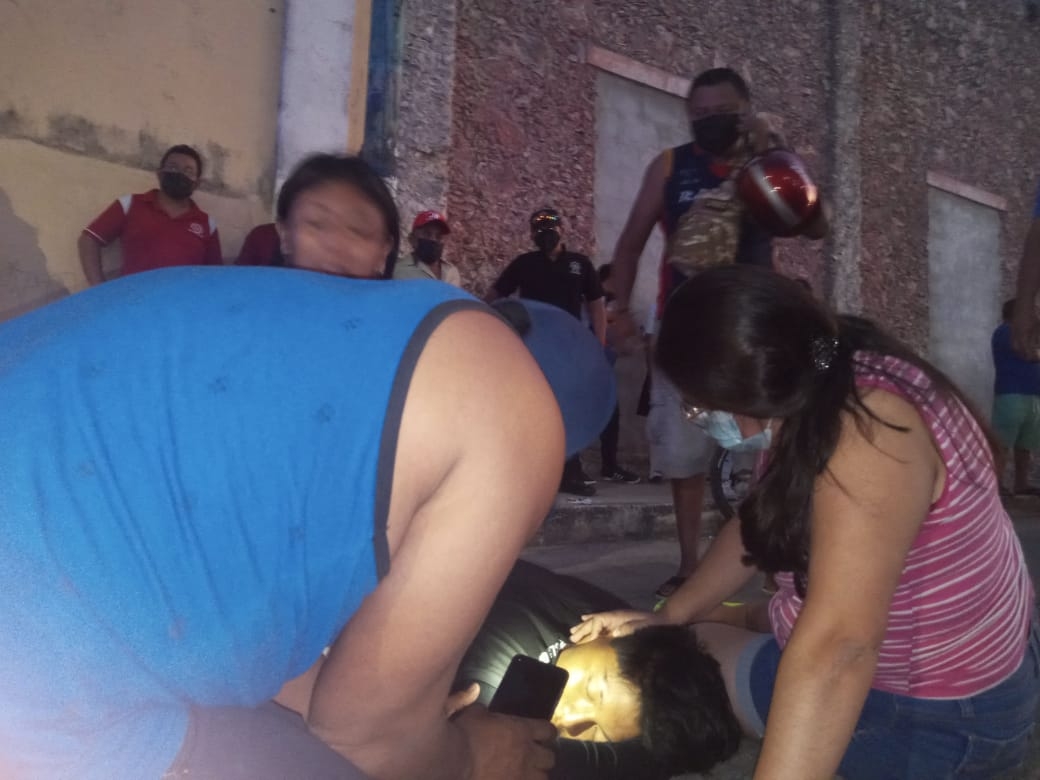 Tras el accidente, vecinos corrieron a darle auxilio al joven de 17 años de edad Tras el accidente, vecinos corrieron a darle auxilio al joven de 17 años de edad
