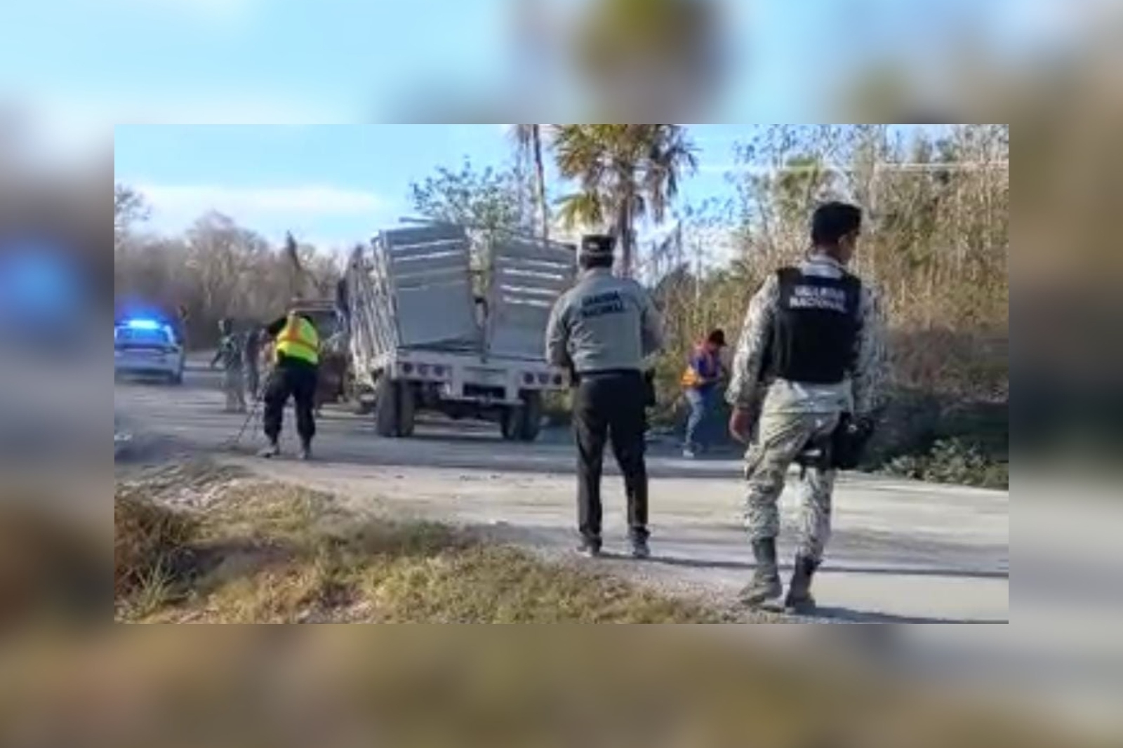 El vehículo volcado en José María Morelos es de propiedad de una compañía privada, que tiene una obra en la carretera rumbo a la comunidad de Polyuc El vehículo volcado en José María Morelos es de propiedad de una compañía privada, que tiene una obra en la carretera rumbo a la comunidad de Polyuc