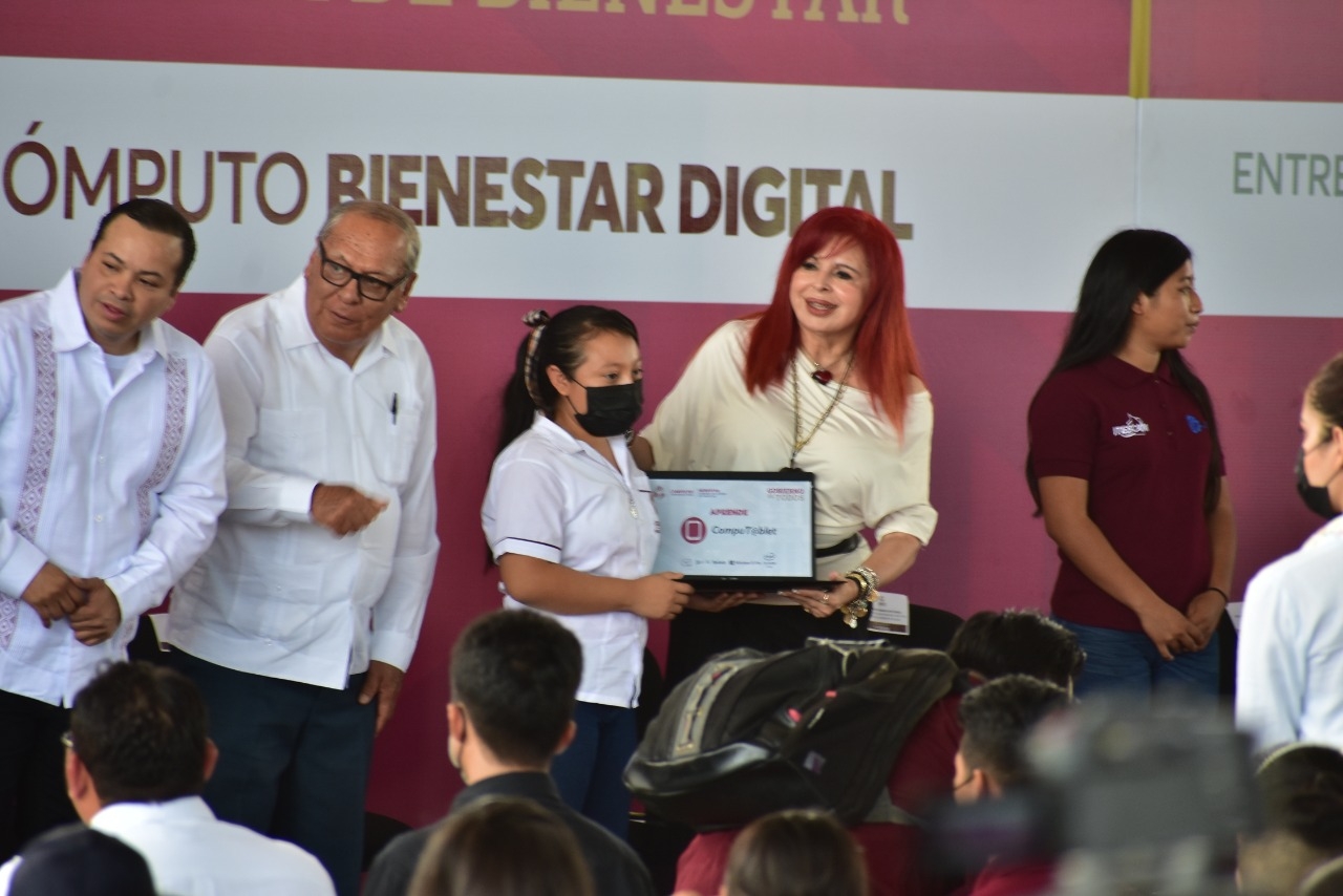 Secretaría de Bienestar de Campeche entrega 400 equipos de cómputo en 63 planteles