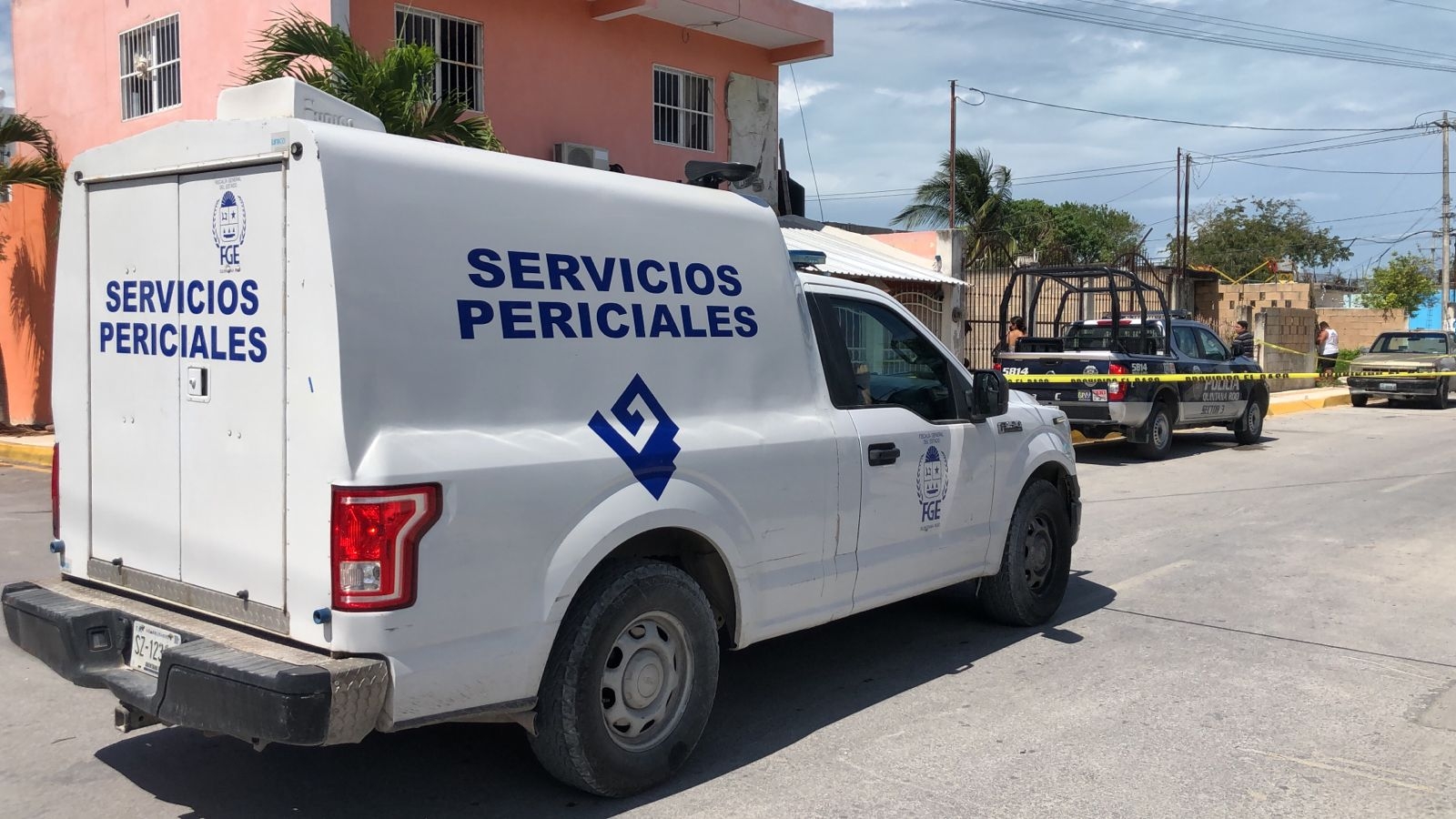 Personal del Semefo y Servicios Periciales acudieron a la Supermanzana 235 para el levantamiento del cuerpo