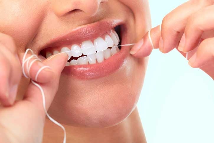 La higiene dental sugiere lavar los dientes cuatro veces al día La higiene dental sugiere lavar los dientes cuatro veces al día