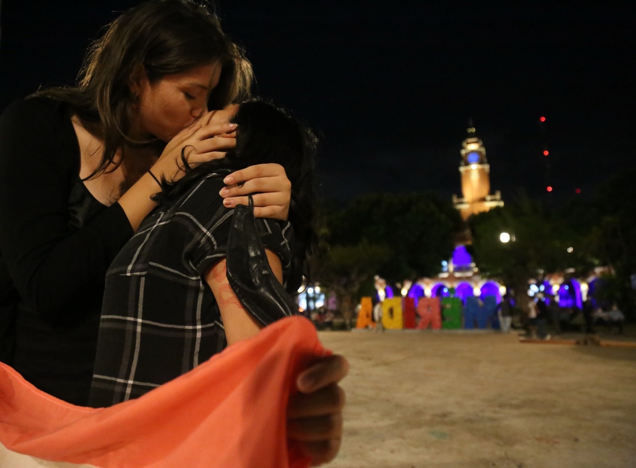 Celebran día de la visibilidad lésbica con un 'besotón' en Mérida