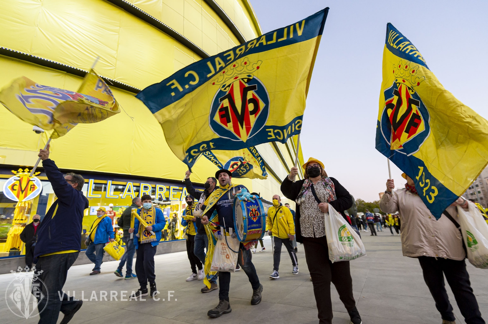 Los seguidores del Villarreal han viajado a Anfield para enfrentar al Liverpool en la Champions League Los seguidores del Villarreal han viajado a Anfield para enfrentar al Liverpool en la Champions League