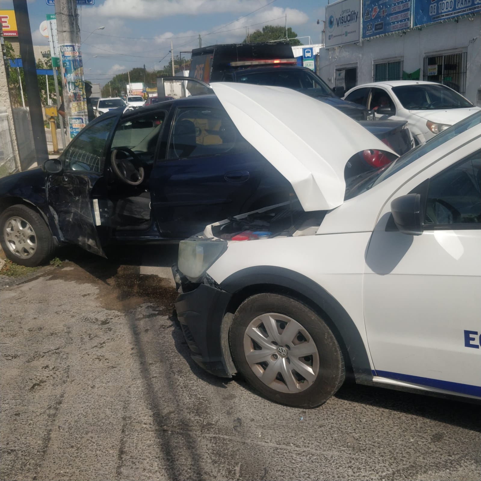 El vehículo impactó a otro auto, proyectándolo a un poste de la Circuito Colonias de Mérida El vehículo impactó a otro auto, proyectándolo a un poste de la Circuito Colonias de Mérida
