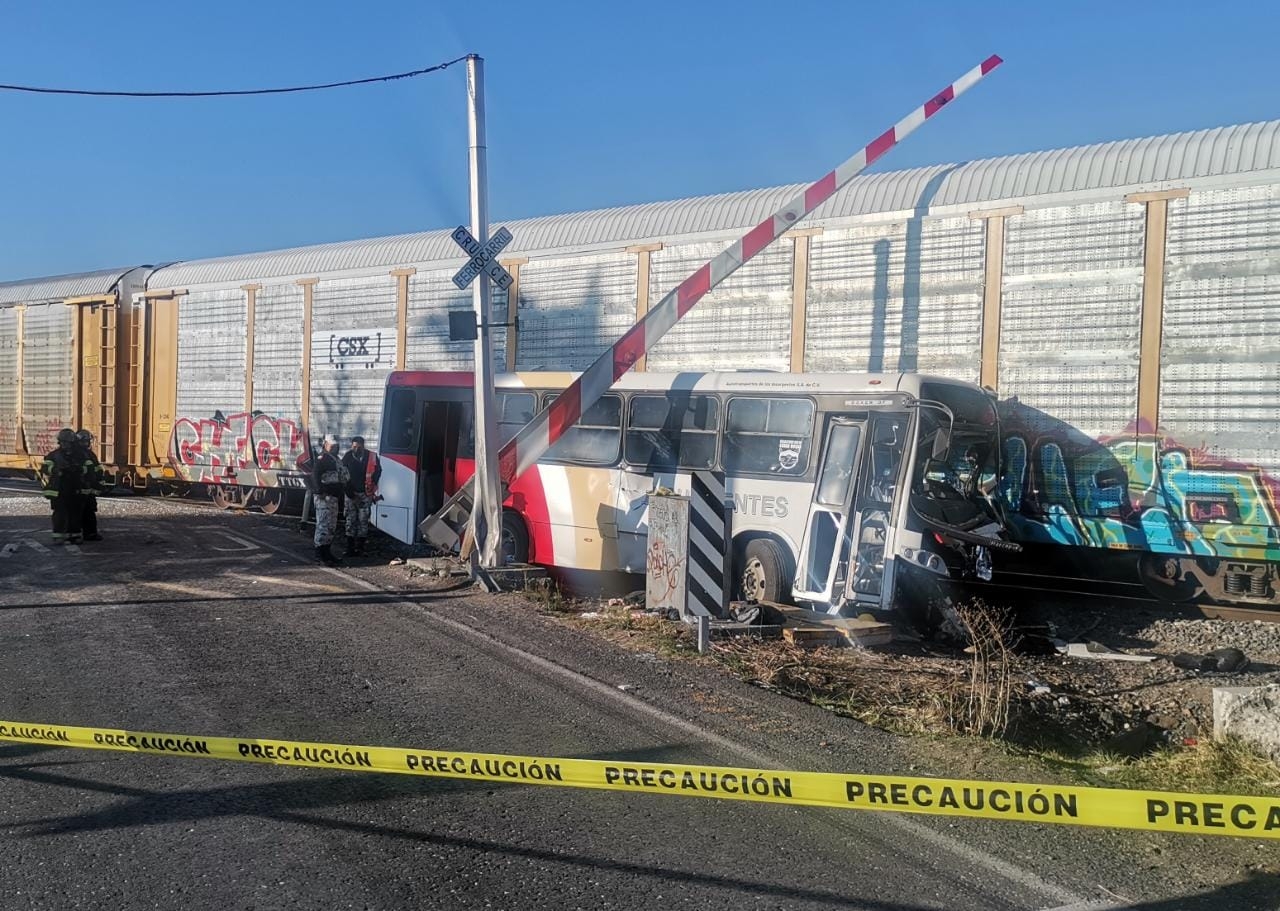 El operador del autobús de la línea Insurgentes habría tratado de ganarle el paso a la locomotora El operador del autobús de la línea Insurgentes habría tratado de ganarle el paso a la locomotora