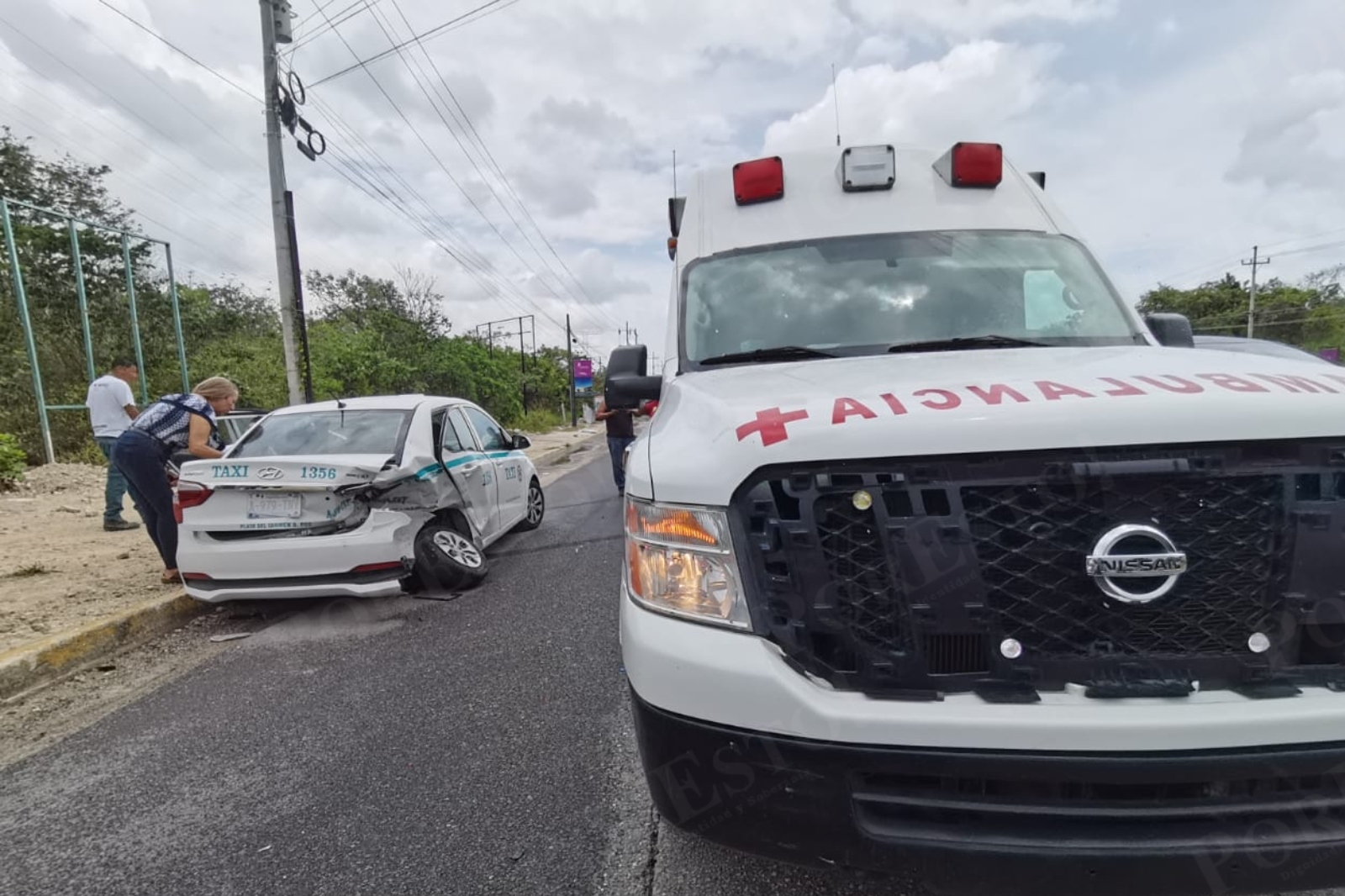 Uno de los choferes de taxi se negó a ser trasladado a un hospital en Playa del Carmen tras el choque, permaneciendo en el lugar Uno de los choferes de taxi se negó a ser trasladado a un hospital en Playa del Carmen tras el choque, permaneciendo en el lugar