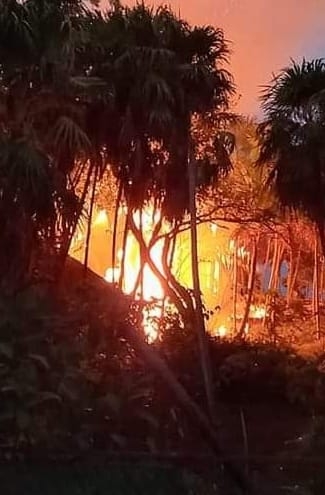 El reporte de un incendio en la carretera Tulum- Boca Paila movilizó a
tres unidades contra incendios y una de rescate urbano El reporte de un incendio en la carretera Tulum- Boca Paila movilizó a
tres unidades contra incendios y una de rescate urbano