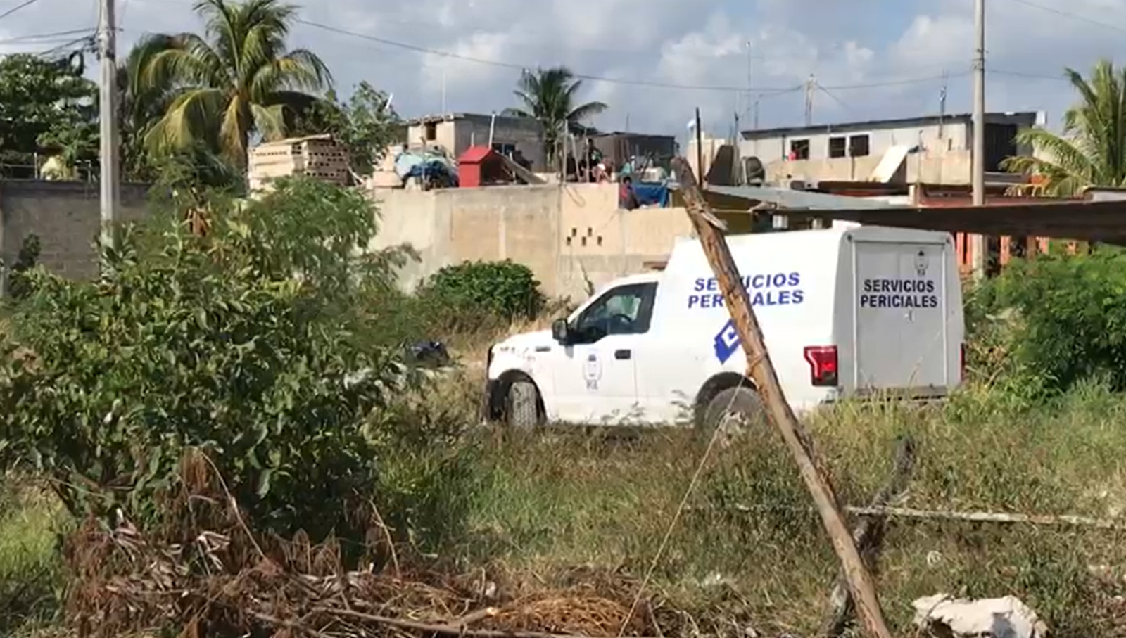 Personal de Servicios Periciales de la FGE Quintana Roo arribaron a la Región 236 de Cancún para el levantamiento de los restos humanos Personal de Servicios Periciales de la FGE Quintana Roo arribaron a la Región 236 de Cancún para el levantamiento de los restos humanos