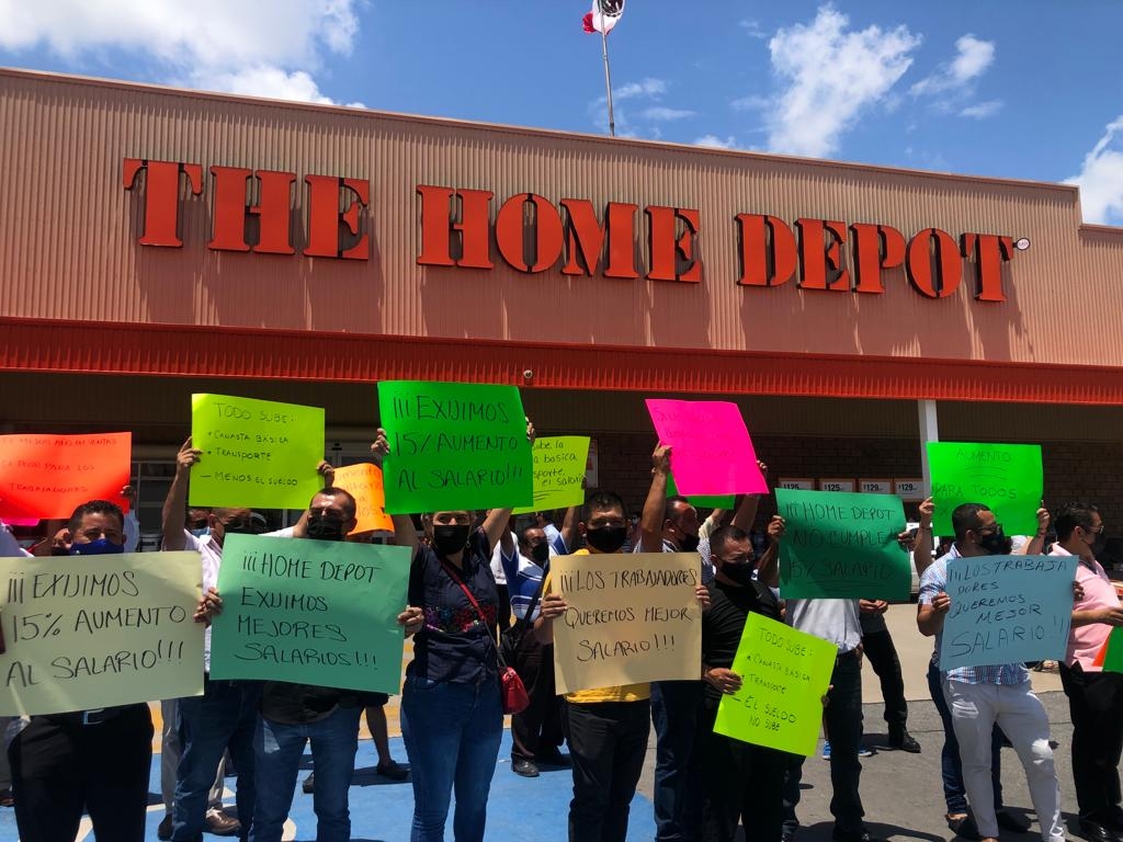 Los manifetantes indicaron que permanecerán durante la tarde afuera de Home Depot en Cancún hasta ser escuchados Los manifetantes indicaron que permanecerán durante la tarde afuera de Home Depot en Cancún hasta ser escuchados