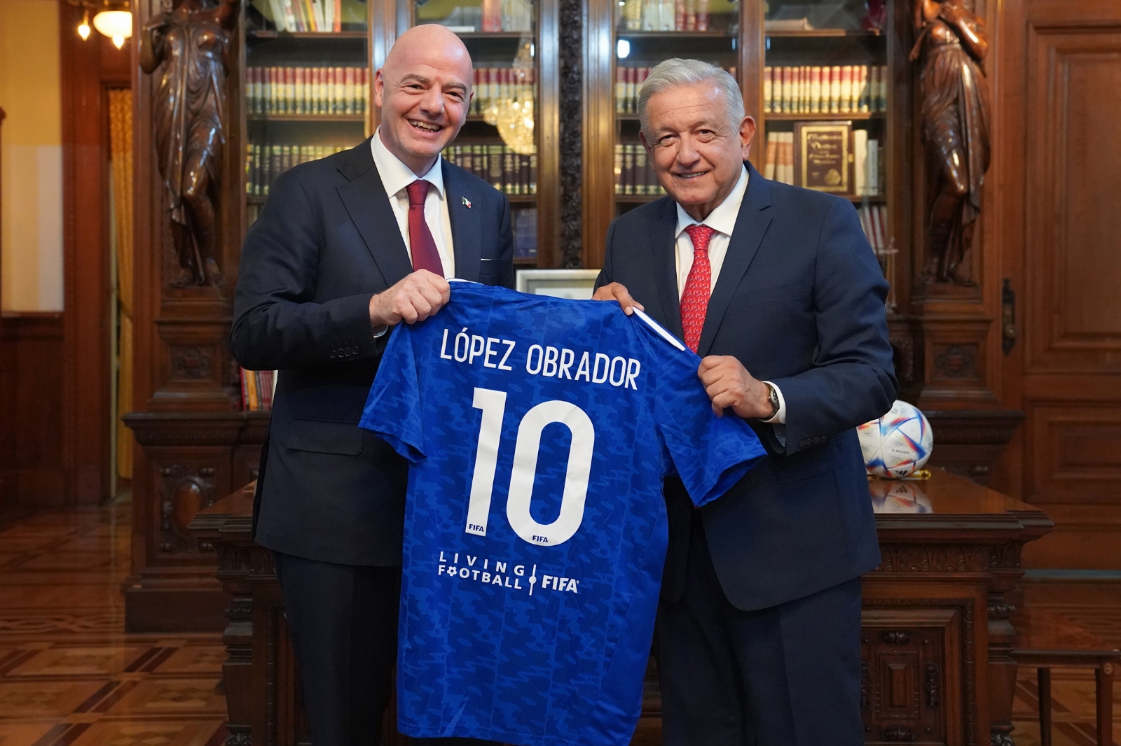 Gianni Infantino y Andrés Manuel López Obrador después de su reunión en Palacio Naciona