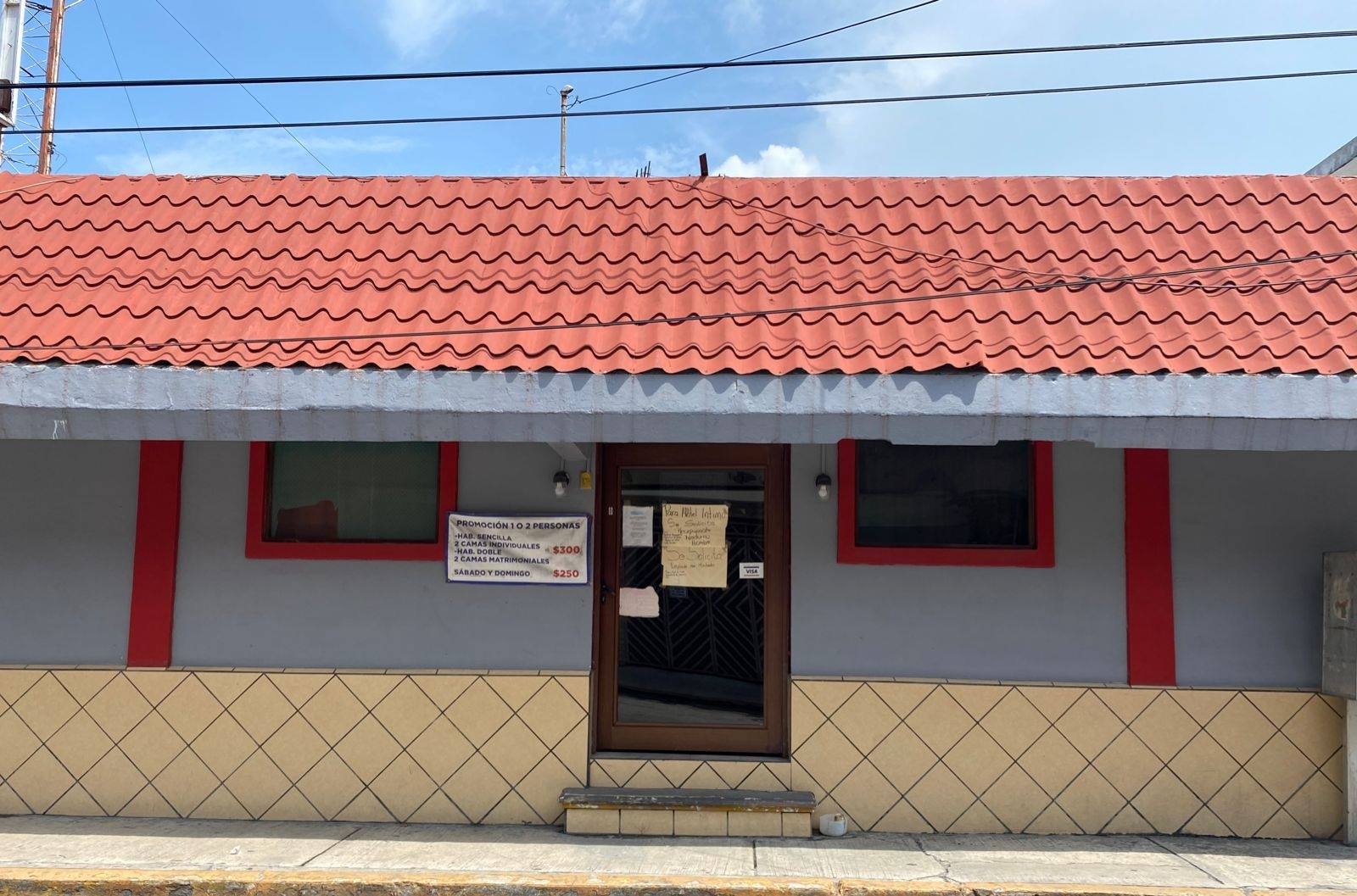 Su esposa e hija estaba regresando al cuarto cuando encontró a su esposo huyendo Su esposa e hija estaba regresando al cuarto cuando encontró a su esposo huyendo