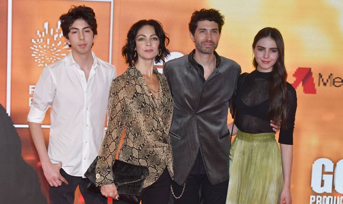 Durante una rueda de prensa acompañado de su esposa, Benny Ibarra intentó se mostrpo hermético en torno al tema de Sasha y Luis de Llano. Foto: Especial Durante una rueda de prensa acompañado de su esposa, Benny Ibarra intentó se mostrpo hermético en torno al tema de Sasha y Luis de Llano. Foto: Especial