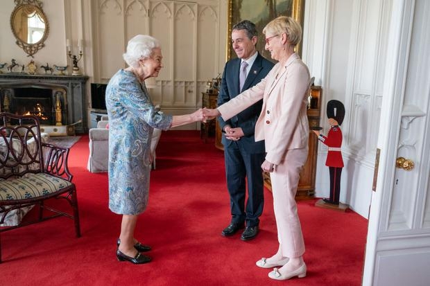La reina Isabel II recibió al mandatario suizo y a su esposa en el castillo de Winsdor. Foto: AFP