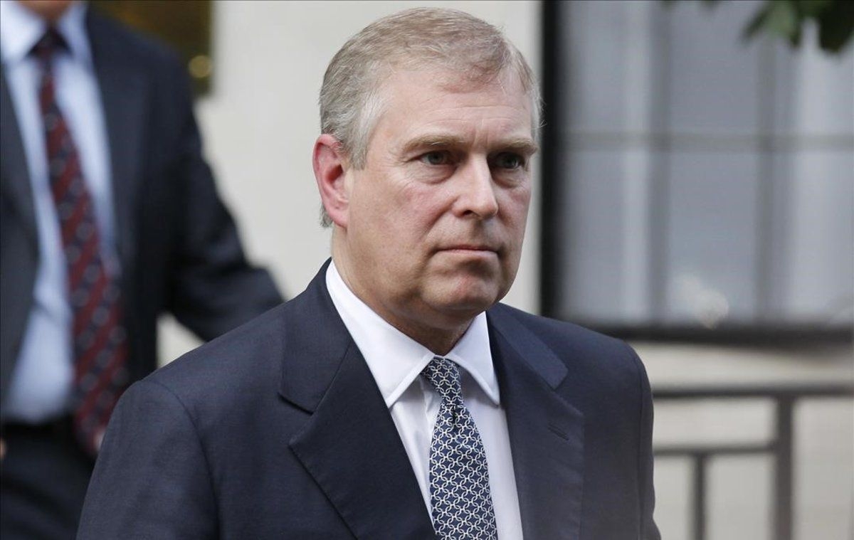 Concejales solicitaron a la Reina Isabel II que también se le retirara el título de Duque de York Concejales solicitaron a la Reina Isabel II que también se le retirara el título de Duque de York