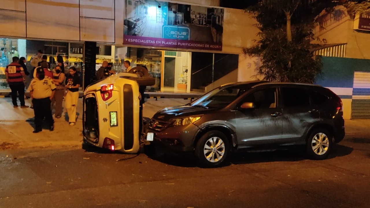 Lo que sería una buena noche de jueves terminó en un accidente que dejó daños materiales Lo que sería una buena noche de jueves terminó en un accidente que dejó daños materiales