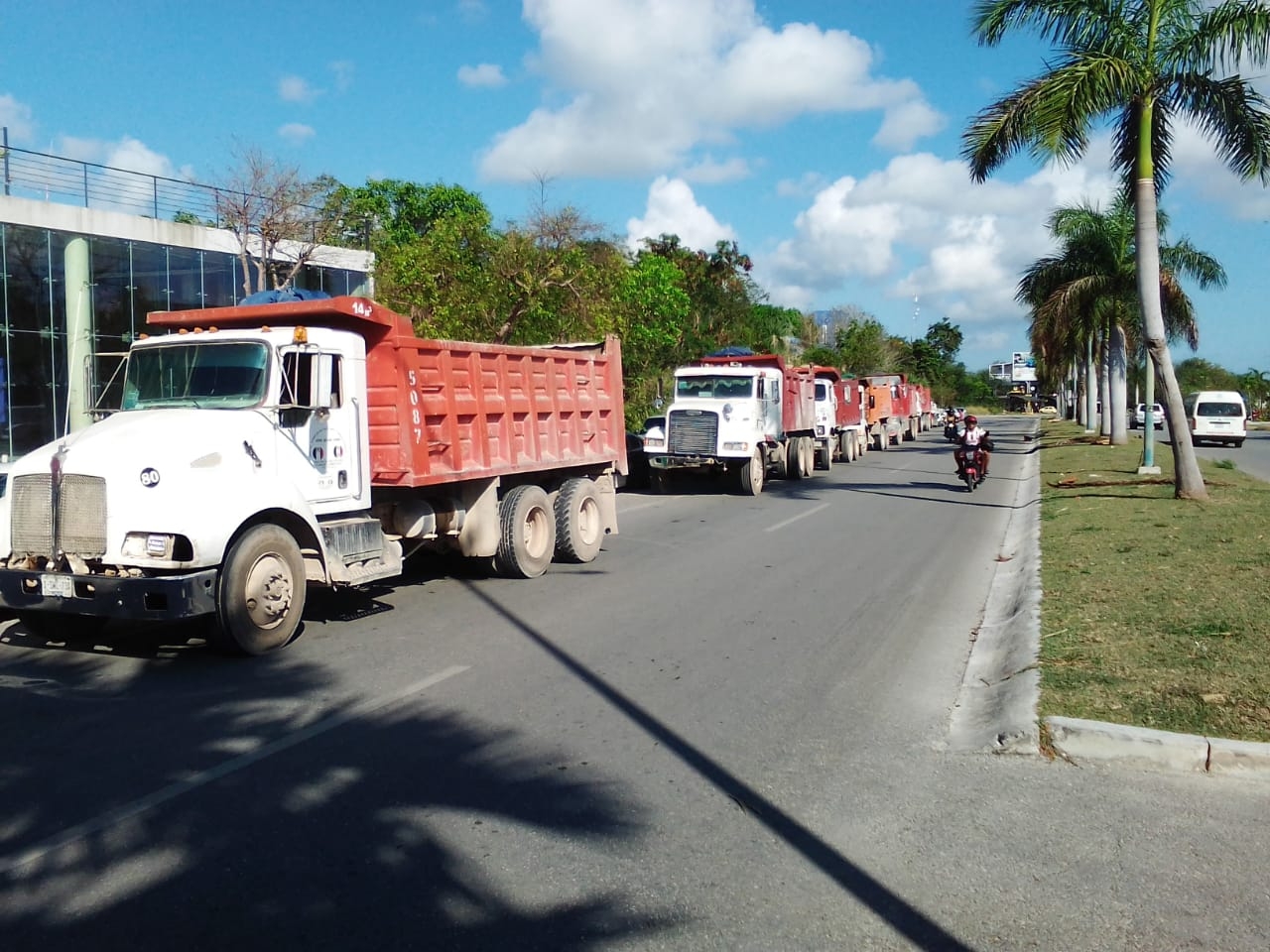 Los volqueteros de Playa del Carmen indicaron que mantendrán el bloqueo hasta que no haya acuerdos tras la suspensión provisional del Tramo 5 del Tren Maya Los volqueteros de Playa del Carmen indicaron que mantendrán el bloqueo hasta que no haya acuerdos tras la suspensión provisional del Tramo 5 del Tren Maya