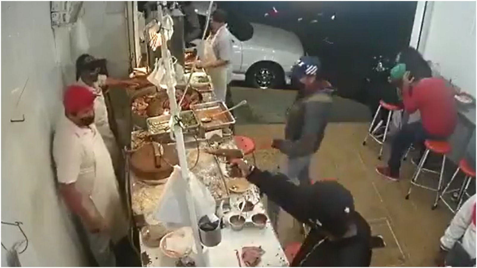 El delito ocurrió en menos de un minuto con 20 segundos, mientras tres ladrones sometieron a los comensales El delito ocurrió en menos de un minuto con 20 segundos, mientras tres ladrones sometieron a los comensales